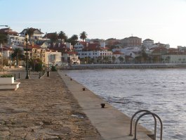 The approach to S�o Martinho do Porto from the apartment